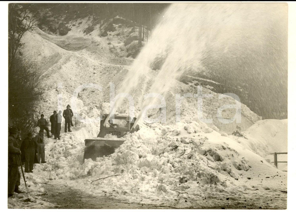 1954 BLONS (AUSTRIA) Catastrofica valanga - I soccorritori in azione *Foto 18x13 Fotografia d'epoca con didascalia coeva.  CONDIZIONI: G (ma lieve sovraimpressione) FORMATO: 18x13 cm    originale e autentica 1