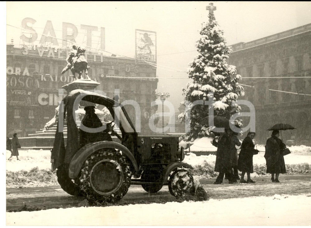 1954 MILANO Spazzaneve in azione al Duomo per agevolare i pedoni *Foto 18x13 Fotografia d'epoca con didascalia coeva.  CONDIZIONI: G (ma lieve sovraimpressione) FORMATO: 18x13 cm    originale e autentica 1