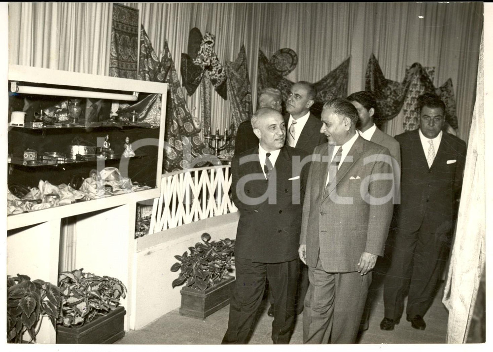 1958 BARI XXII Fiera del Levante - Amintore FANFANI al Padiglione dell'India Fotografia d'epoca con didascalia coeva.  CONDIZIONI: FAIR (ondulazione) FORMATO: 18x13 cm    originale e autentica 1