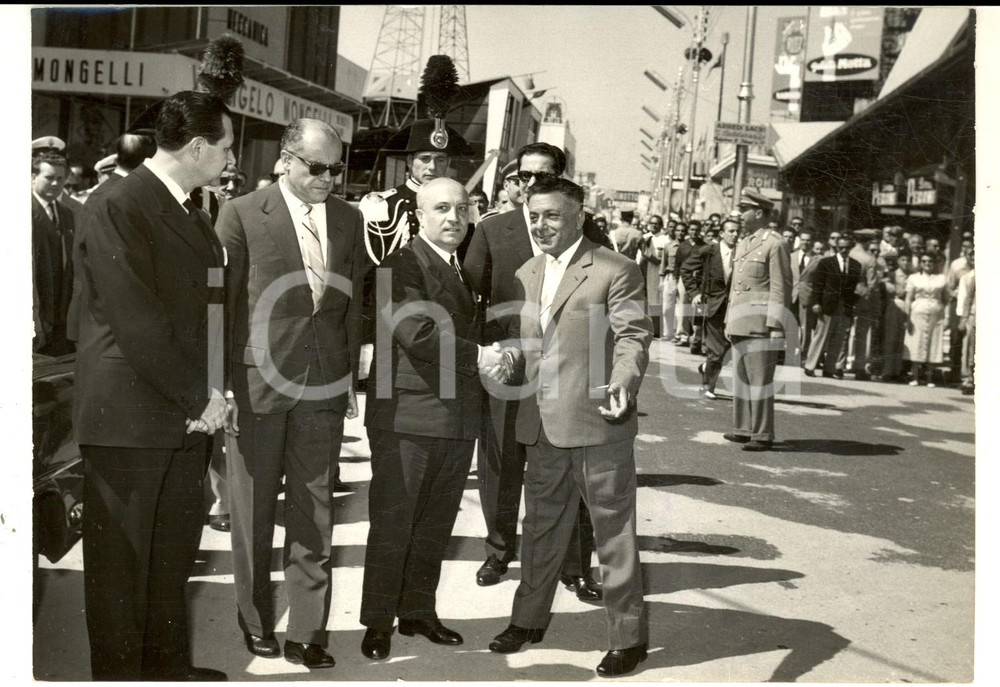 1958 BARI XXII Fiera del Levante - Amintore FANFANI all'inaugurazione - Foto Fotografia d'epoca con didascalia coeva.  CONDIZIONI: FAIR (ondulazione) FORMATO: 18x13 cm    originale e autentica 1