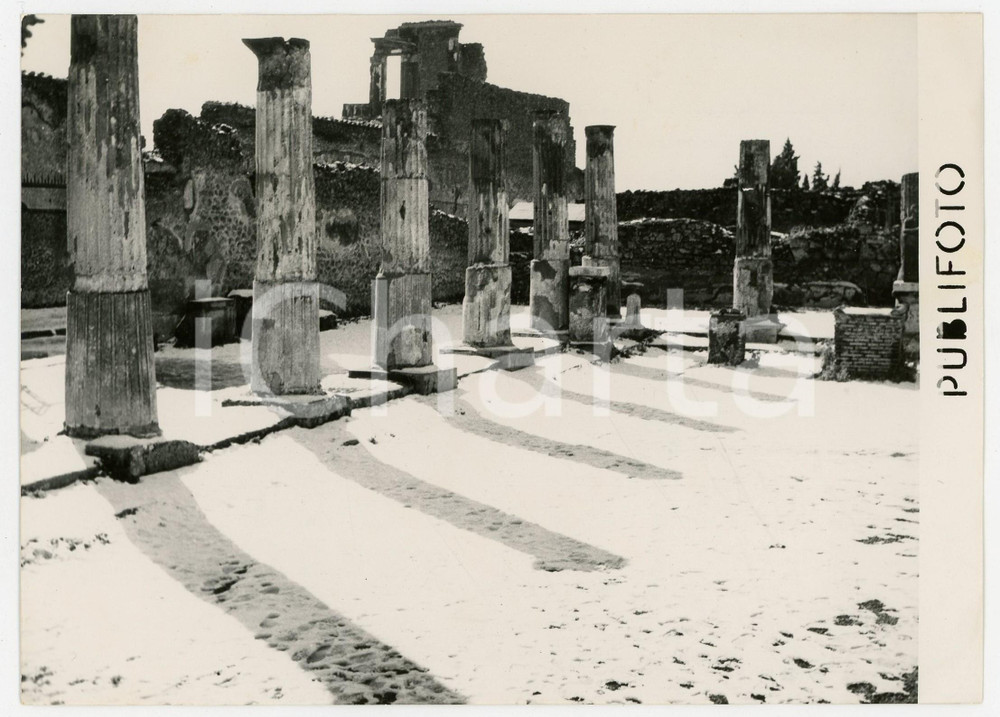 1956 POMPEI Scavi archeologici coperti da una nevicata eccezionale *Foto 18x13 Fotografia d'epoca con didascalia coeva. CONDIZIONI: G (ma lieve ondulazione)     originale e autentica 1