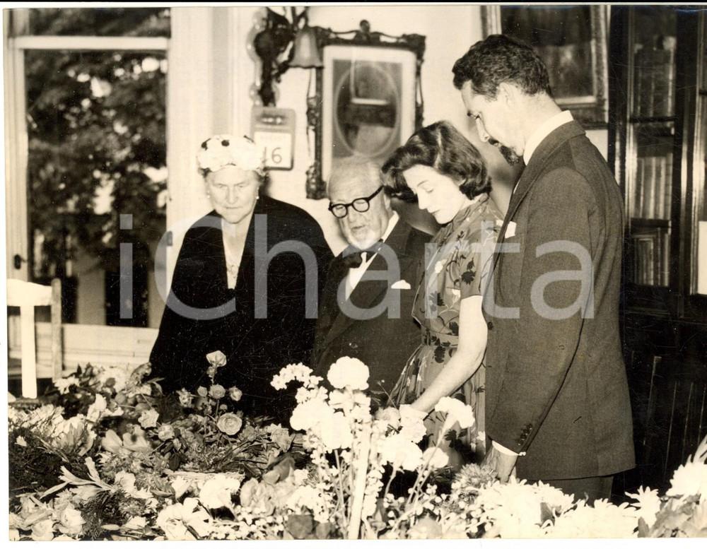 1957 LONDON Sarah CHURCHILL and BEAUCHAMP's family see funeral flowers *Photo Fotografia d'epoca, con didascalia coeva al verso.  CONDIZIONI: G  FORMATO: 20x15 cm    originale e autentica 1
