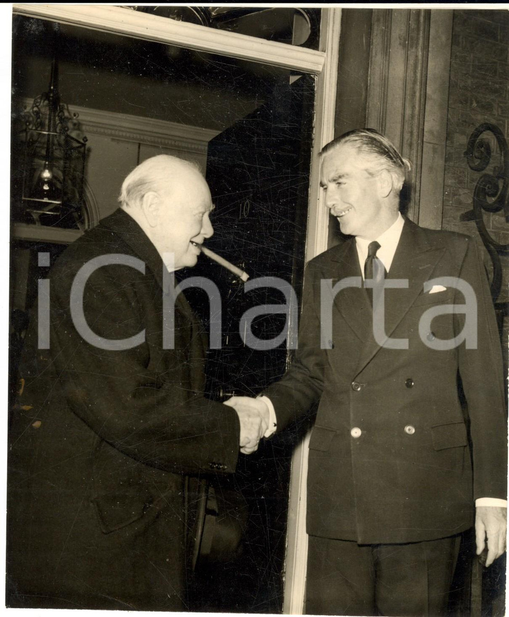 1956 LONDON Sir Winston CHURCHILL lunches with sir Anthony EDEN *Photo Fotografia d'epoca, con didascalia coeva al verso.  CONDIZIONI: G (lieve piegatura) FORMATO: 15x18 cm    originale e autentica 1