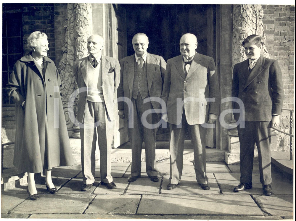 1957 CHARTWELL Sir Winston CHURCHILL celebrating his 83nd birthday *Photo Fotografia d'epoca, con didascalia coeva al verso.  CONDIZIONI: G FORMATO: 20x15 cm    originale e autentica 1