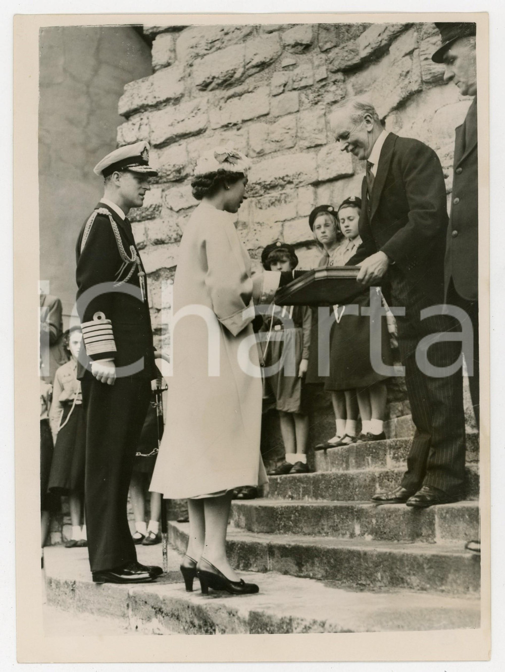 1953 CAERNARFON CASTLE Lord HARLECH presents the keys to Queen ELIZABETH II Fotografia d'epoca, con didascalia coeva al verso. CONDIZIONI: GFORMATO: 15x20 cm    originale e autentica 1