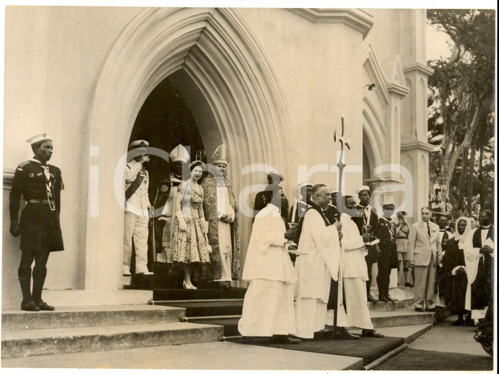 1956 LAGOS Queen ELIZABETH II leaves the Cathedral after Myohaung Day service Fotografia d'epoca, con didascalia coeva al verso. CONDIZIONI: GFORMATO: 20x15 cm    originale e autentica 1