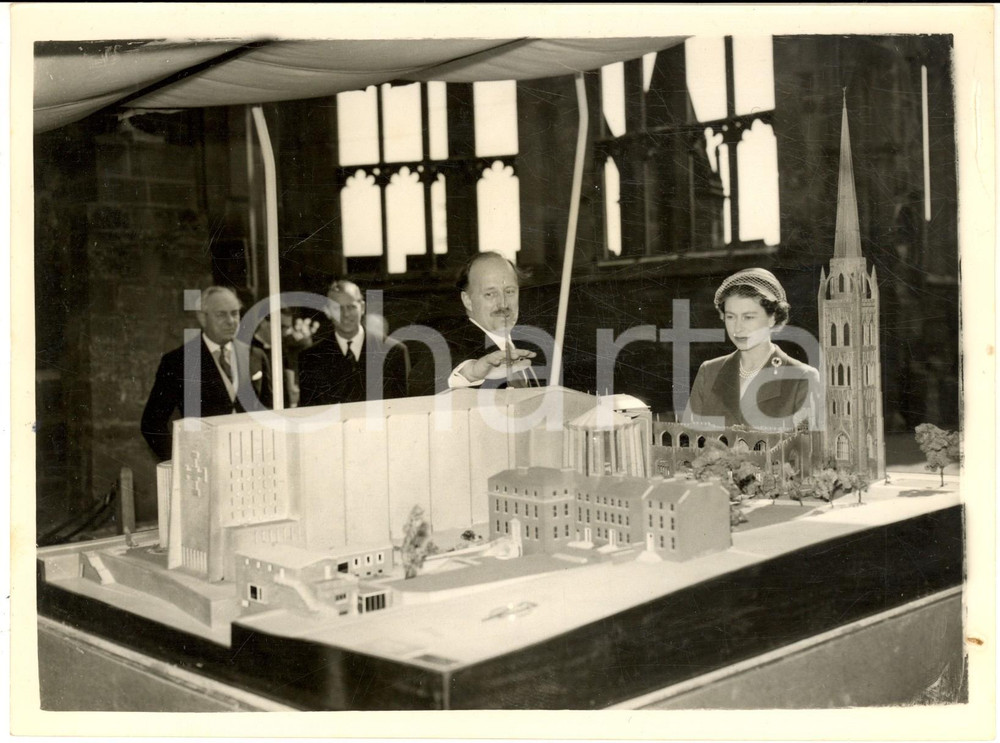 1956 COVENTRY Queen ELIZABETH II inspects a model of the new Cathedral - Photo Fotografia d'epoca, con didascalia coeva al verso. CONDIZIONI: G (ma lievi piegature)FORMATO: 20x15 cm    originale e autentica 1