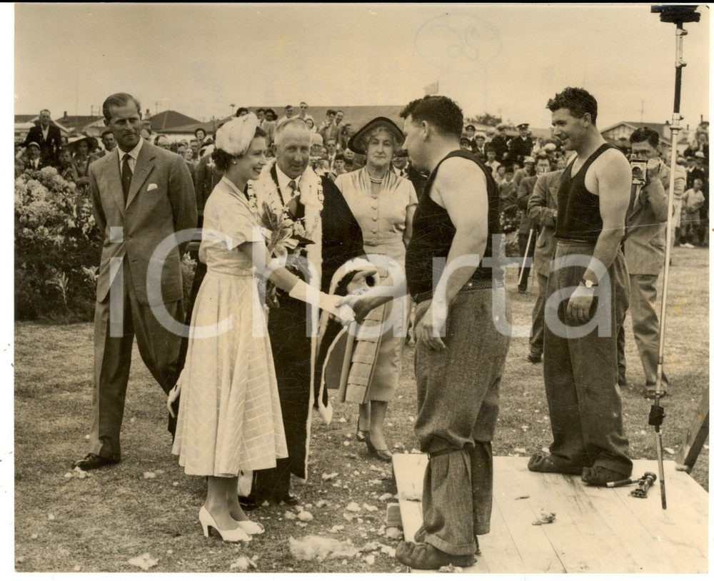 1954 NAPIER (NEW ZEALAND) Queen Elizabeth congratulates champion sheep shearers Fotografia d'epoca, con didascalia coeva al verso.La foto mostra Ivan e Godfrey BOWEN con la Regina. CONDIZIONI: G  FORMATO: 20x15 cm    originale e autentica 1