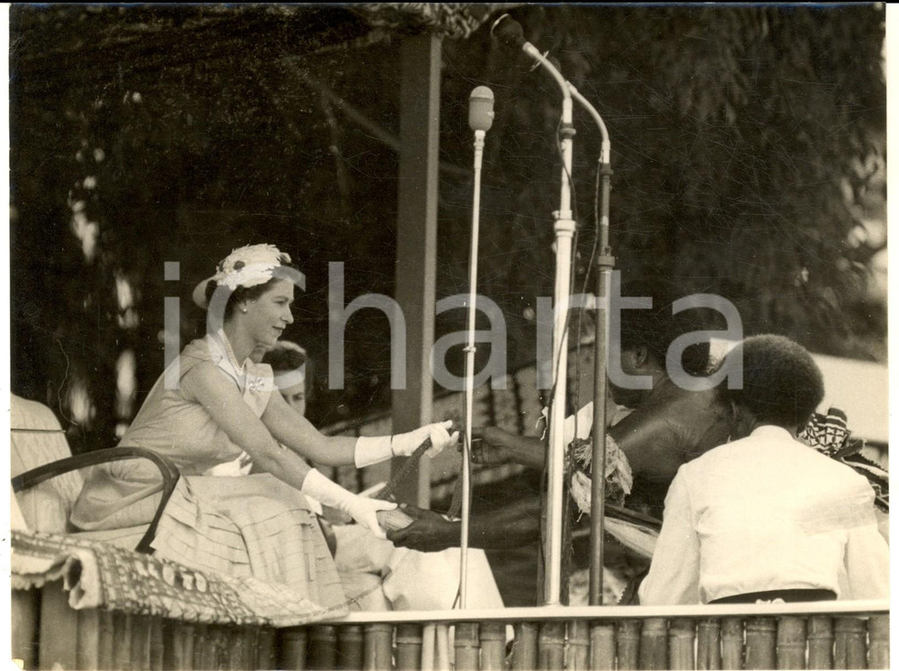 1953 FIJI A berobed native chief welcomes Queen Elizabeth - Photo 20x15 cm Fotografia d'epoca, con didascalia coeva al verso. CONDIZIONI: G (ma minima piegatura angolare) FORMATO: 20x15 cm    originale e autentica 1