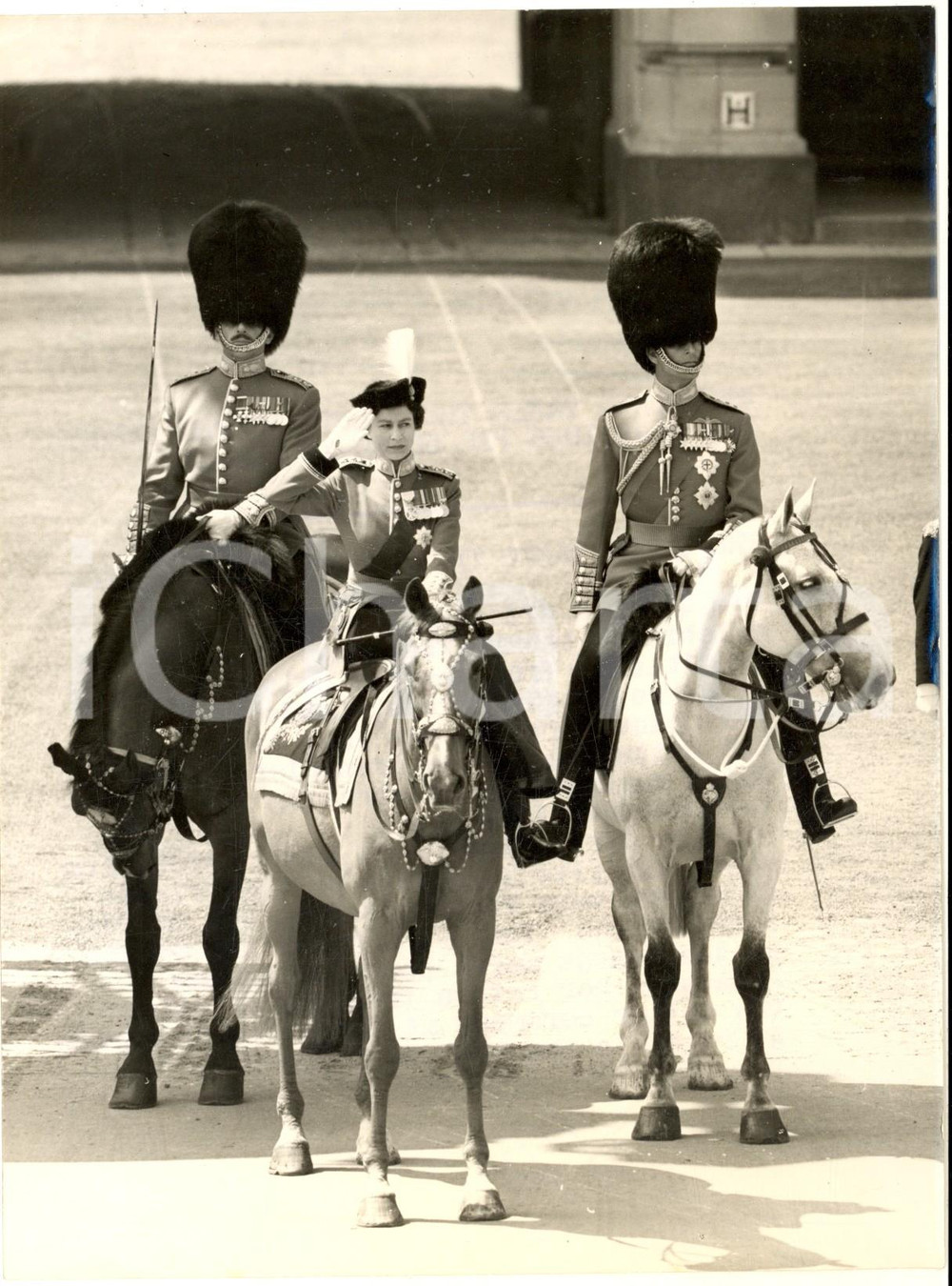 1956 LONDON Trooping the Colour - Queen Elizabeth takes the salute at the Palace Fotografia d'epoca con didascalia coeva al verso.  CONDIZIONI: G  FORMATO: 15x20 cm     originale e autentica 1