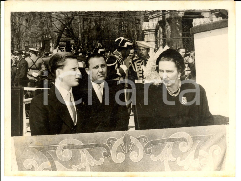1955 MADRID 16th Anniversary of Civil War - Helen and Simeon of BULGARIA Photo Fotografia d'epoca, con didascalia coeva al verso. CONDIZIONI: GFORMATO: 20x15 cm    originale e autentica 1