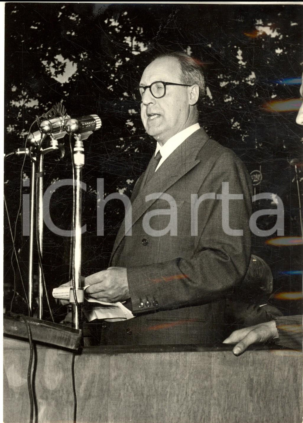 1954 ROMA Giuseppe SARAGAT commemora 30Â° anniversario della morte di MATTEOTTI Fotografia d'epoca, con didascalia coeva al verso.  CONDIZIONI: G (ma lievi sovraimpressioni) CONDIZIONI: 13x18 cm     originale e autentica 1