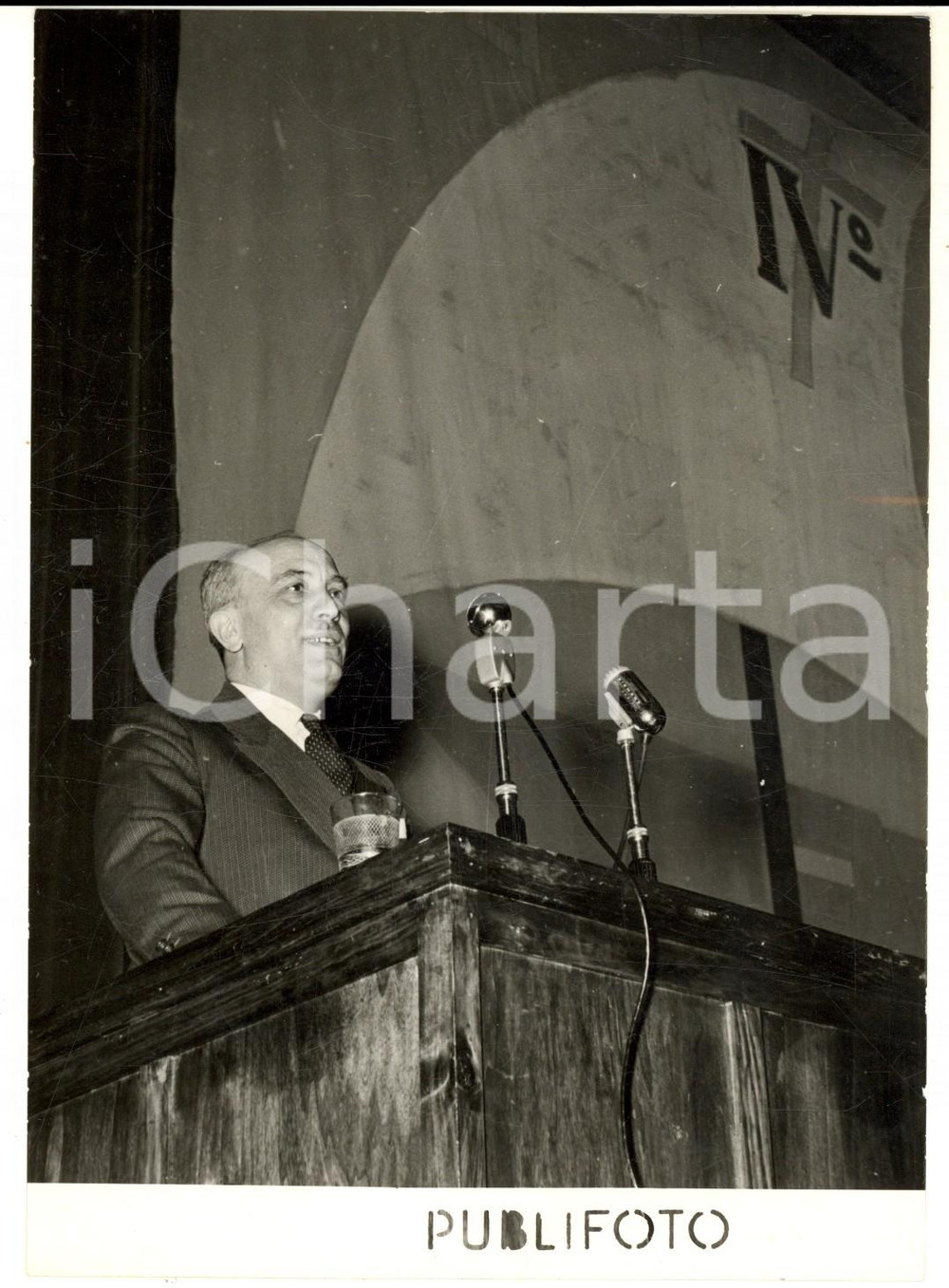 1953 NAPOLI IV Congresso delle ACLI - Amintore FANFANI alla seduta pomeridiana Fotografia d'epoca, con didascalia coeva al verso.  CONDIZIONI: FAIR (lievi sovraimpressioni e ondulatura al margine destro) CONDIZIONI: 13x18 cm    originale e autentica 1