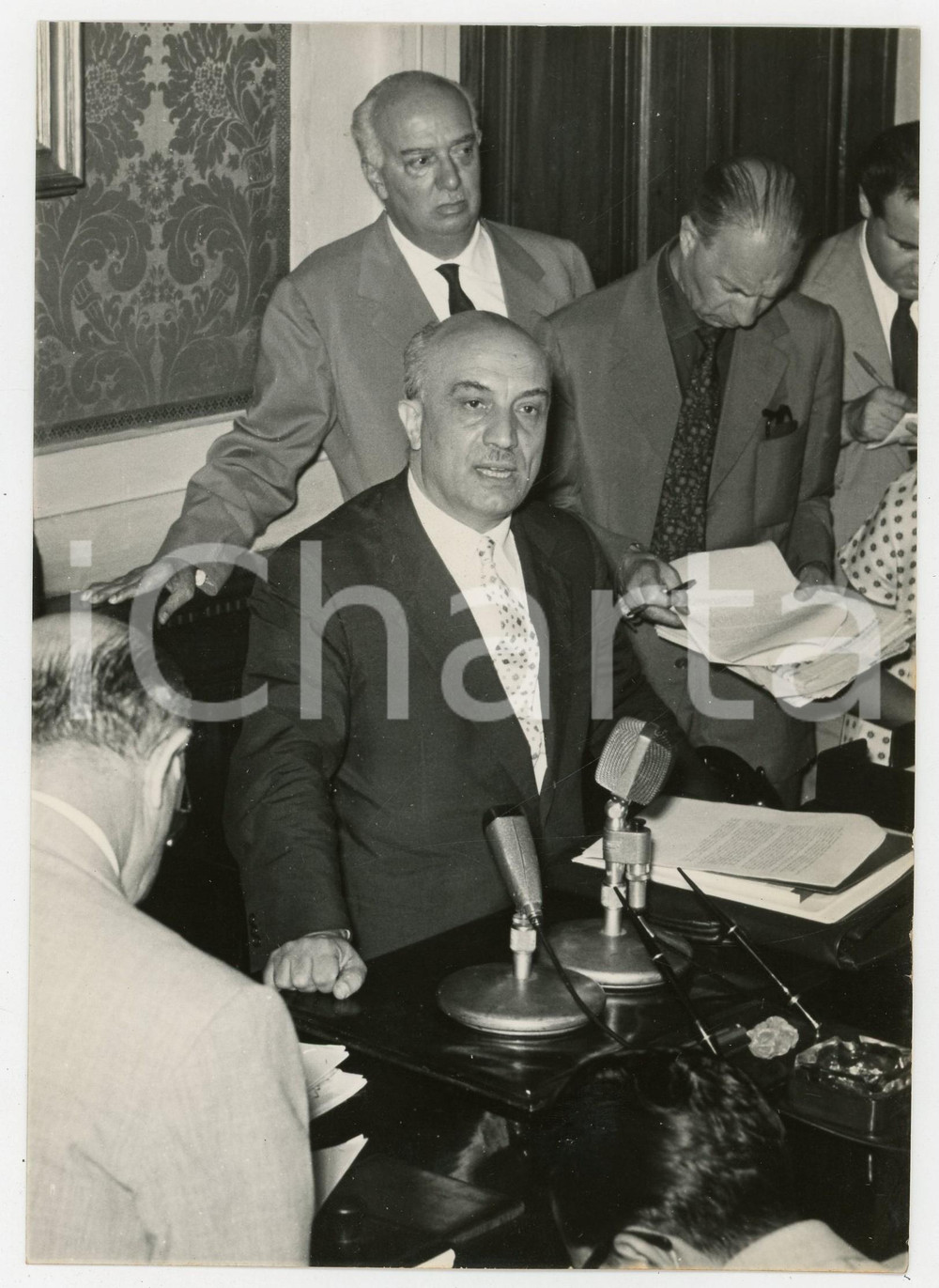 1958 ROMA On. Amintore FANFANI in conferenza stampa *Foto 13x18 cm Fotografia d'epoca con didascalia coeva al verso. CONDIZIONI: GFORMATO: 13x18 cm    originale e autentica 1