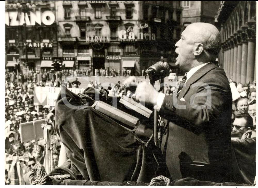 1958 MILANO Piazza Duomo - Amintore FANFANI durante un comizio *Foto 18x13 cm Fotografia d'epoca con didascalia coeva al verso.  CONDIZIONI: G      originale e autentica 1