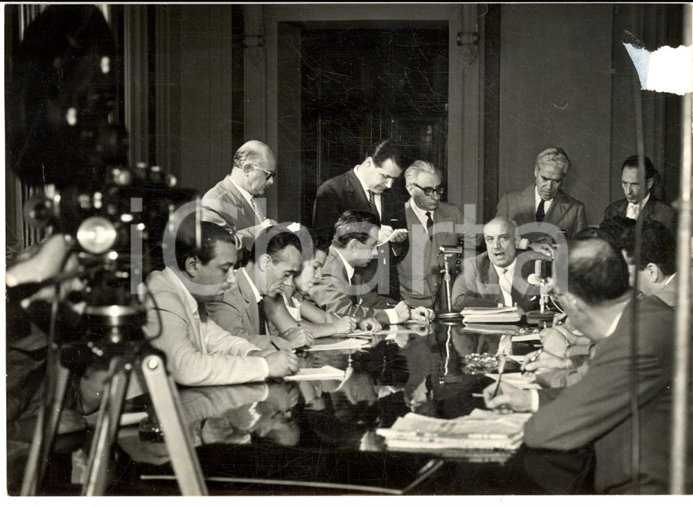 1958 ROMA On. Amintore FANFANI in conferenza stampa - Foto DANNEGGIATA 18x13 cm Fotografia d'epoca con didascalia coeva al verso.  CONDIZIONI: VERY POOR (lieve piegatura all'angolo superiore sinistro e mancanza di pellicola con strappo al lato destro)      originale e autentica 1