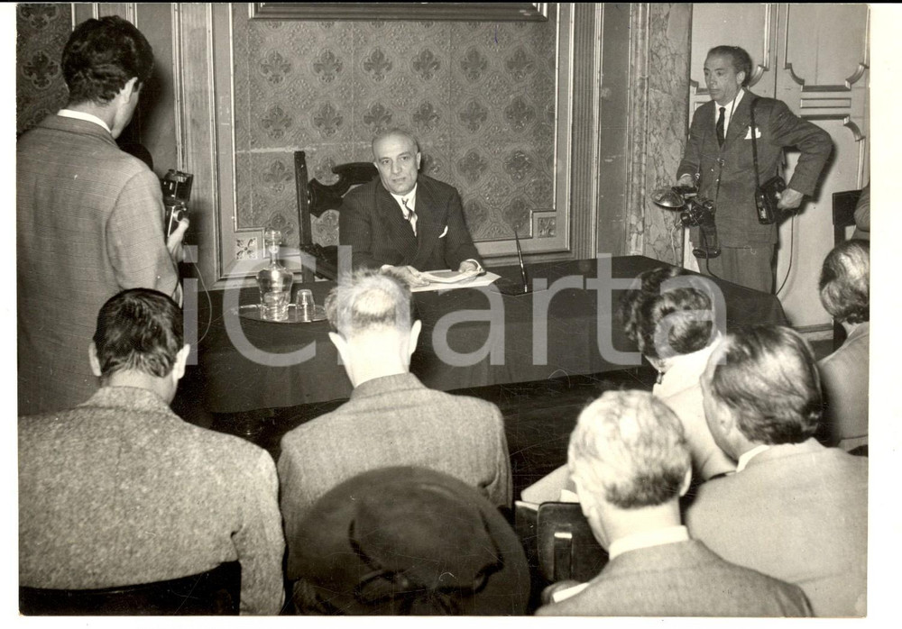 1957 ROMA Amintore FANFANI in conferenza stampa sulla Democrazia Cristiana Fotografia d'epoca con didascalia coeva al verso.  CONDIZIONI: G FORMATO: 18x13 cm    originale e autentica 1