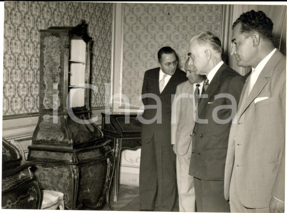 1957 MILANO On. Carlo REPOSSI inaugura Mostra Artigiana dell'Arredamento *Foto Fotografia d'epoca, con didascalia coeva al verso.  CONDIZIONI: fair (piegatura angolare e lievi graffi) FORMATO: 18x13 cm    originale e autentica 1