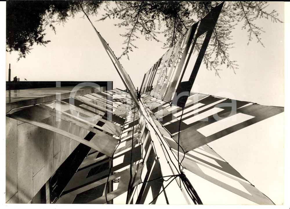 1957 MILANO TRIENNALE - Ultimo allestimento in vista dell'inaugurazione *Foto Fotografia d'epoca, con didascalia coeva al verso.  CONDIZIONI: G (ma lievi piegature) FORMATO: 18x13 cm    originale e autentica 1