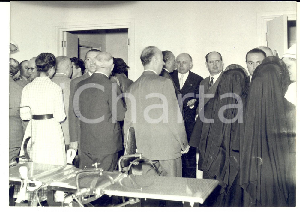 1957 ROMA Inaugurazione nuovo ospedale S. EUGENIO - Ministri CAMPILLI e TOGNI Fotografia d'epoca con didascalia coeva al verso.  CONDIZIONI: G FORMATO: 18x13 cm    originale e autentica 1