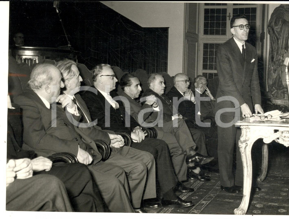 1958 TORINO Istituto Studi Europei - Inaugurazione 6Â° anno - Prof. CHAPELLIER Fotografia d'epoca, con didascalia coeva al verso.  CONDIZIONI: G FORMATO: 18x13 cm    originale e autentica 1