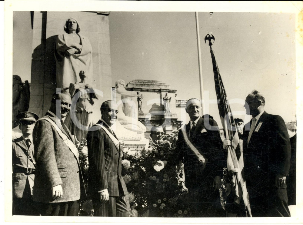 1956 WASHINGTON Columbus Day - Don JosÃ© de AREILZA Manlio BROSIO Angelo CATUCCI Fotografia d'epoca, con didascalia coeva al verso.  CONDIZIONI: G (ma piegatura all'angolo superiore destro) FORMATO: 20x15 cm     originale e autentica 1