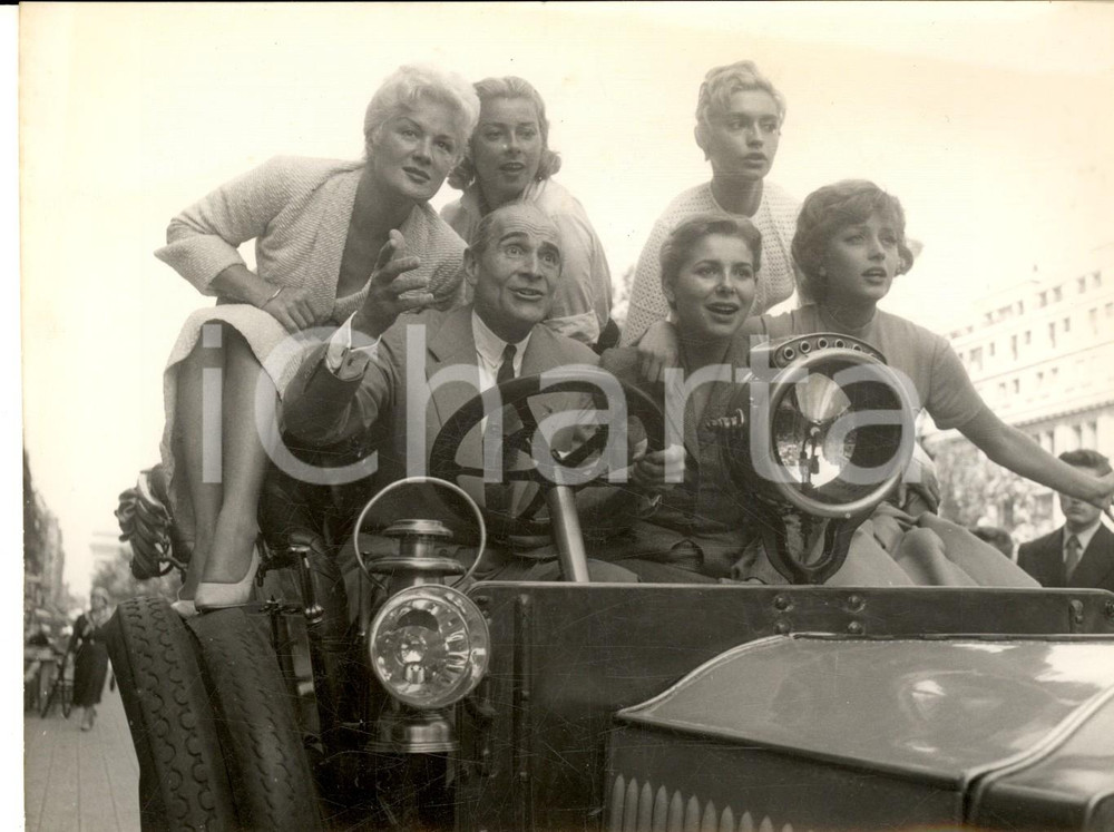 1956 PARIS AndrÃ© HUNEBELLE avec ses vedettes pour "Mannequins de Paris" *Photo Fotografia d'epoca con didascalia coeva.  CONDIZIONI: GFORMATO: 18x13 cm     originale e autentica 1