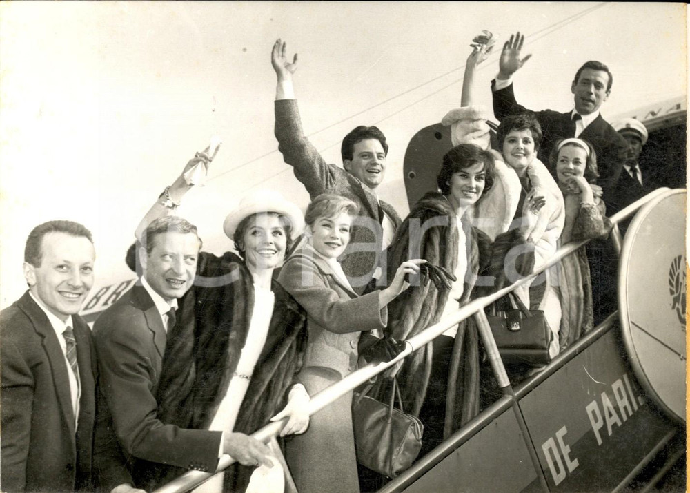 1958 PARIS Star in partenza per il festival di PUNTA DEL ESTE *Foto 18x13 cm Fotografia d'epoca, con didascalia coeva al verso.Sono ritratti Yves Montand, Jeanne Moreau, Antonella Lualdi ed Estella Blain.  CONDIZIONI: G  FORMATO: 18x13 cm    originale e autentica 1
