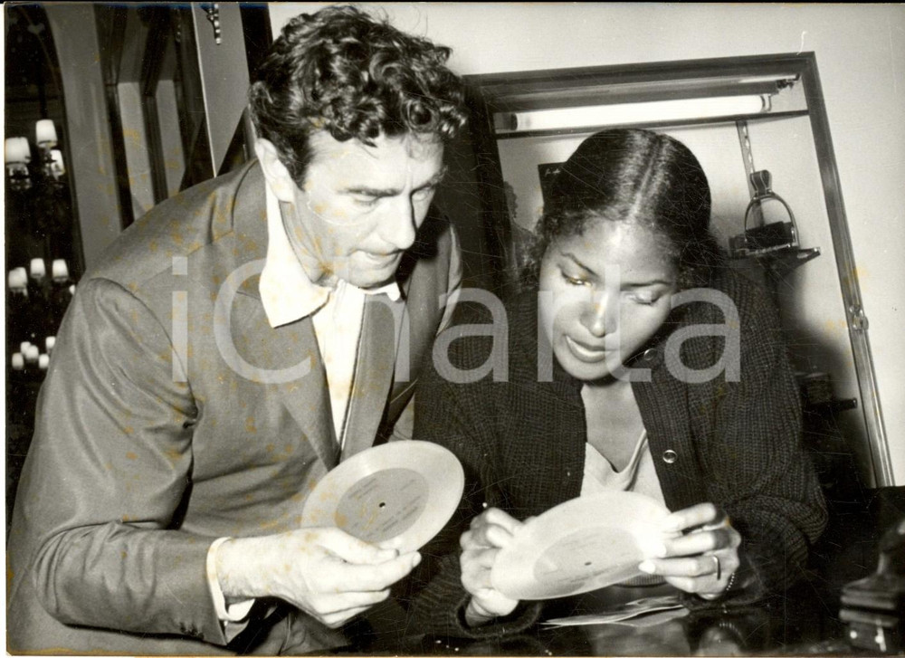 1959 FESTIVAL DI CANNES Marcel CAMUS con l'attrice Marpessa DAWN - Foto 18x13 cm Fotografia d'epoca con didascalia.FORMATO: 18x13 cmCONDIZIONI: FAIR (piccoli aloni diffusi)    originale e autentica 1