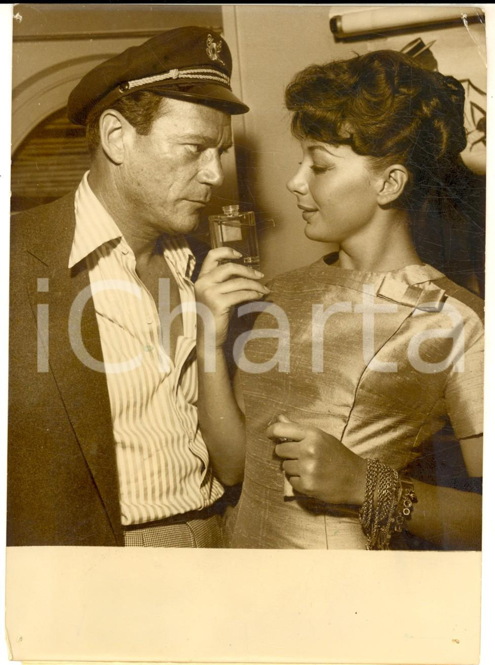 1956 CINEMA "L'homme et l'enfant" Eddie CONSTANTINE e Juliette GRECO *Foto Fotografia d'epoca, con didascalia coeva al verso.FORMATO: 13x18 cm  CONDIZIONI: FAIR (piccoli fori angolari con lieve piegatura e brunitura diffusa)      originale e autentica 1