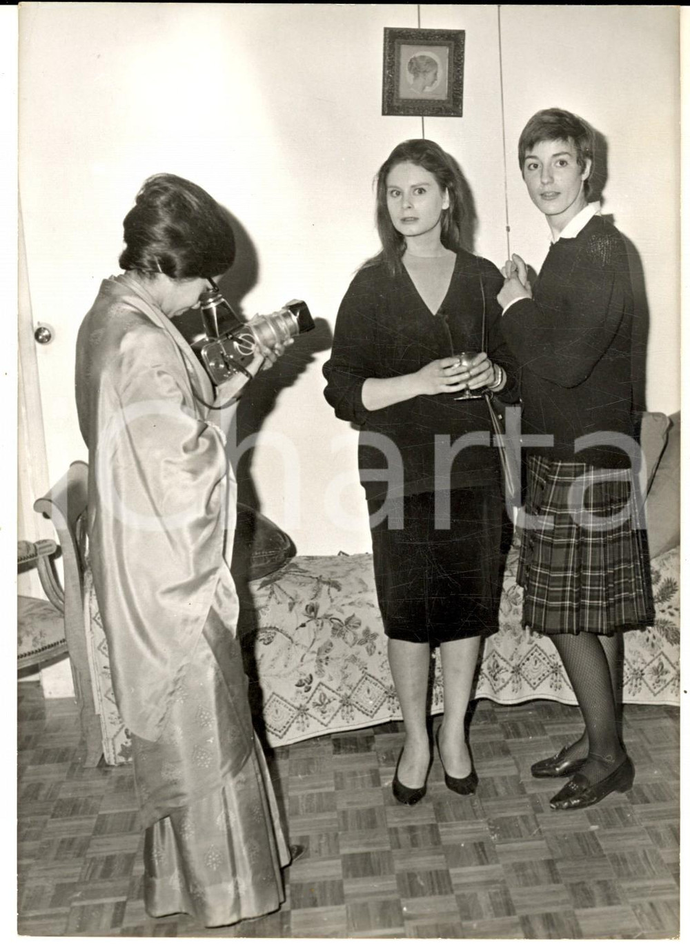 1962 CINEMA "Muriel, ou le temps d'un retour" Nita KLEIN e Martine VATEL - Foto Fotografia d'epoca con didascalia coeva.  CONDIZIONI: G  FORMATO:  13x18 cm    originale e autentica 1