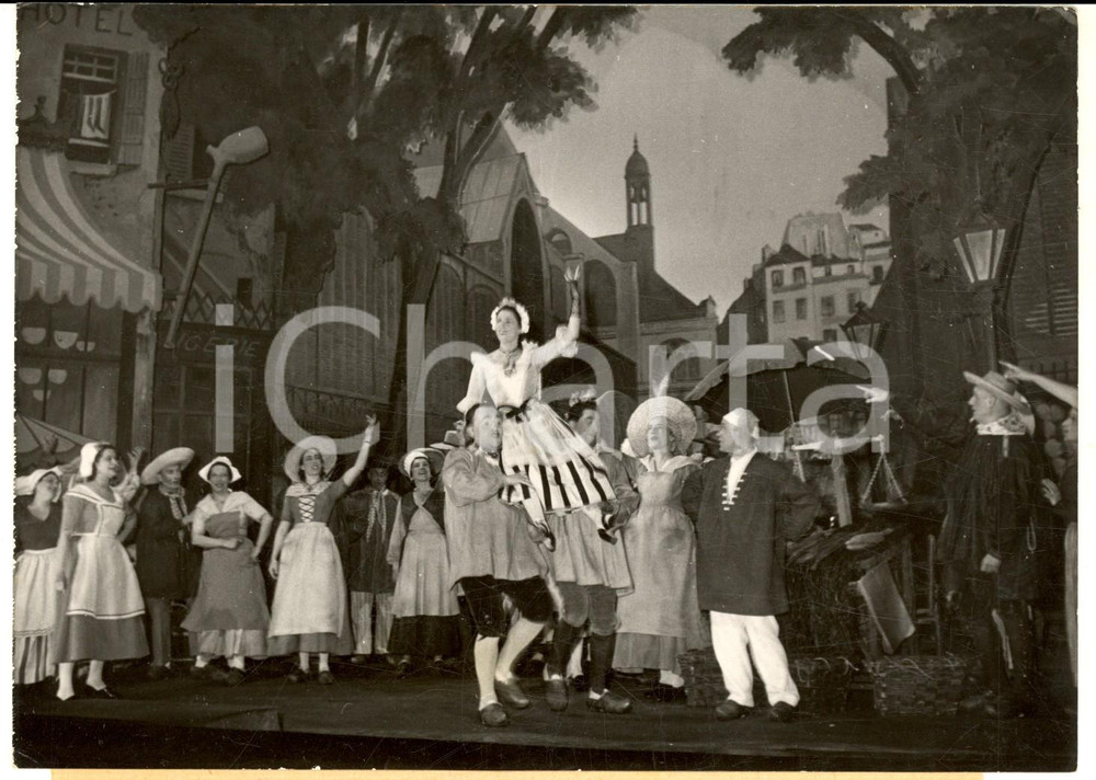 1953 PARIS OPERA-COMIQUE  Mise en scÃ¨ne de "Ciboulette" de Raynaldo HAHN *Photo Fotografia d'epoca con didascalia coeva.  CONDIZIONI: FAIR (lievi increspature) FORMATO:  18x13 cm     originale e autentica 1