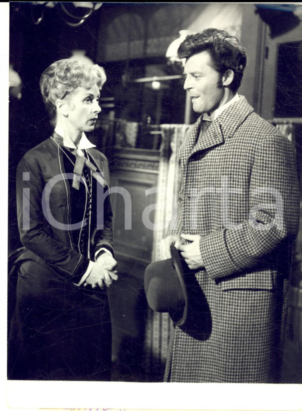 1957 CINEMA "Pot-Bouille" - GÃ©rard PHILIPE e Danielle DARRIEUX - Foto 12x17 cm Fotografia d'epoca con didascalia coeva.  CONDIZIONI: G FORMATO:  12x17 cm     originale e autentica 1