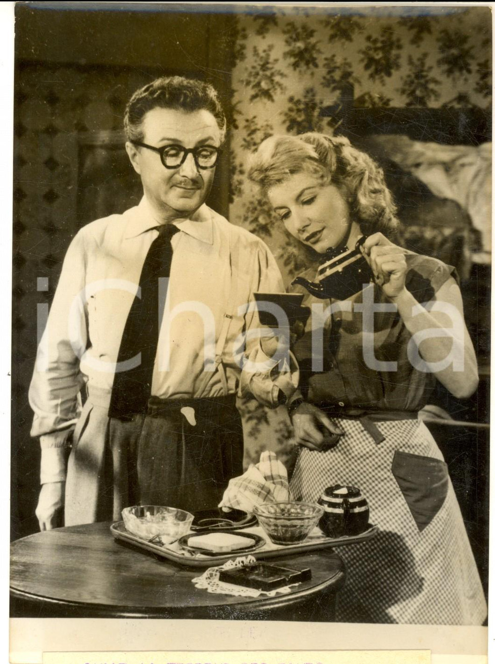 1956 CINEMA "La terreur des dames" - NOEL-NOEL e Jacqueline PAGNOL - Foto 13x18 Fotografia d'epoca con didascalia coeva.  CONDIZIONI: FAIR (alone diffuso) FORMATO:  13x18 cm    originale e autentica 1