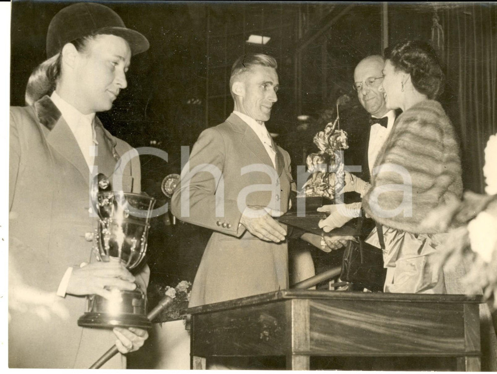 1954 LONDON King George V Gold Cup - Queen ELIZABETH and Fritz THIEDEMANN Photo Fotografia d'epoca con didascalia coeva.  CONDIZIONI: G FORMATO: 20x15 cm     originale e autentica 1