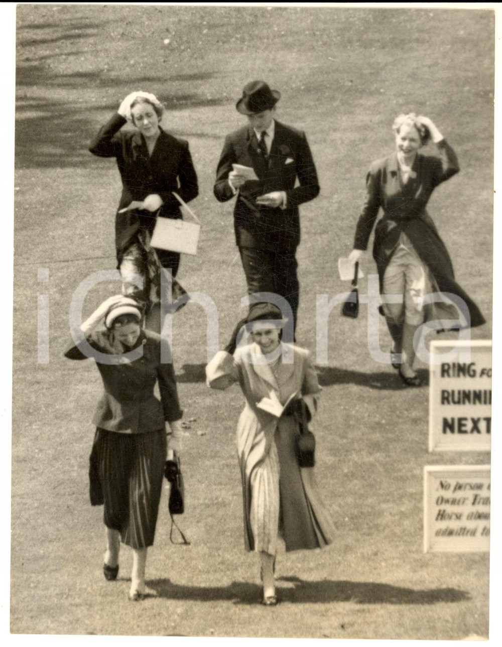 1954 GOODWOOD RACES Queen ELIZABETH holds on to her hat *Photo 15x20 Fotografia d'epoca con didascalia coeva.  CONDIZIONI: G (ma minimi graffi superficiali)     originale e autentica 1