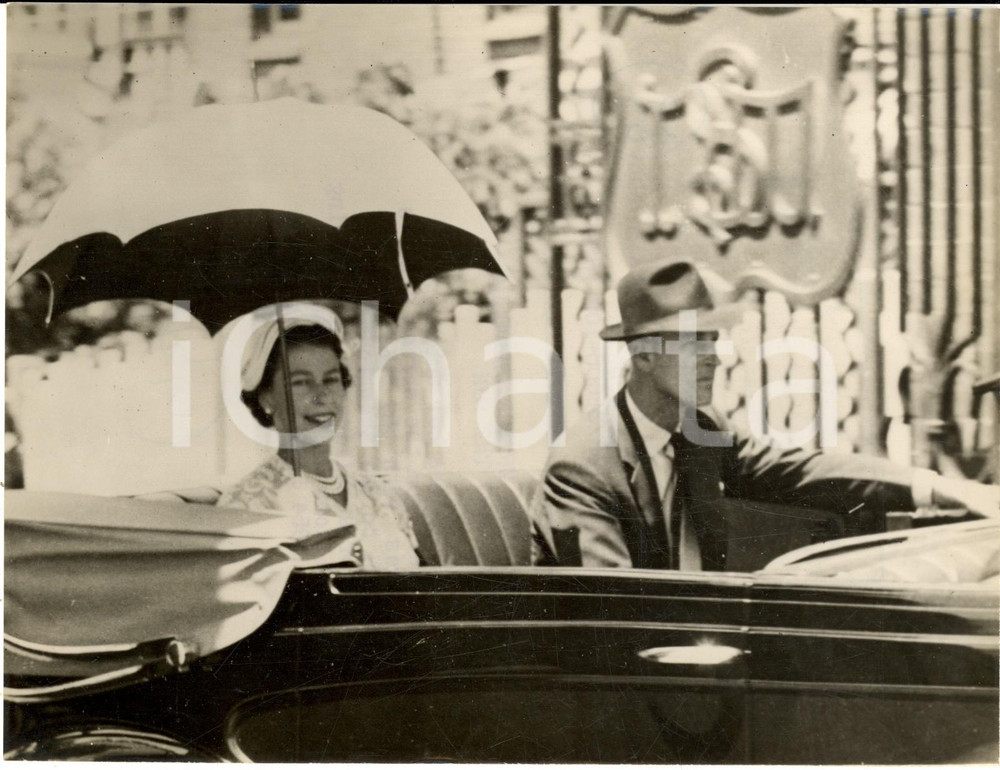 1954 SYDNEY Queen Elizabeth puts up her umbrella against the sun - Photo Fotografia d'epoca con didascalia coeva al verso.  CONDIZIONI: G (ma lievi sovraimpressioni)FORMATO: 20x15 cm     originale e autentica 1