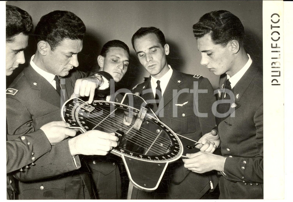 1954 NAPOLI Accademia NISIDA - Aquilotti all'inaugurazione dell'anno accademico Fotografia d'epoca, con didascalia coeva al verso.  CONDIZIONI: G CONDIZIONI: 18x13 cm    originale e autentica 1