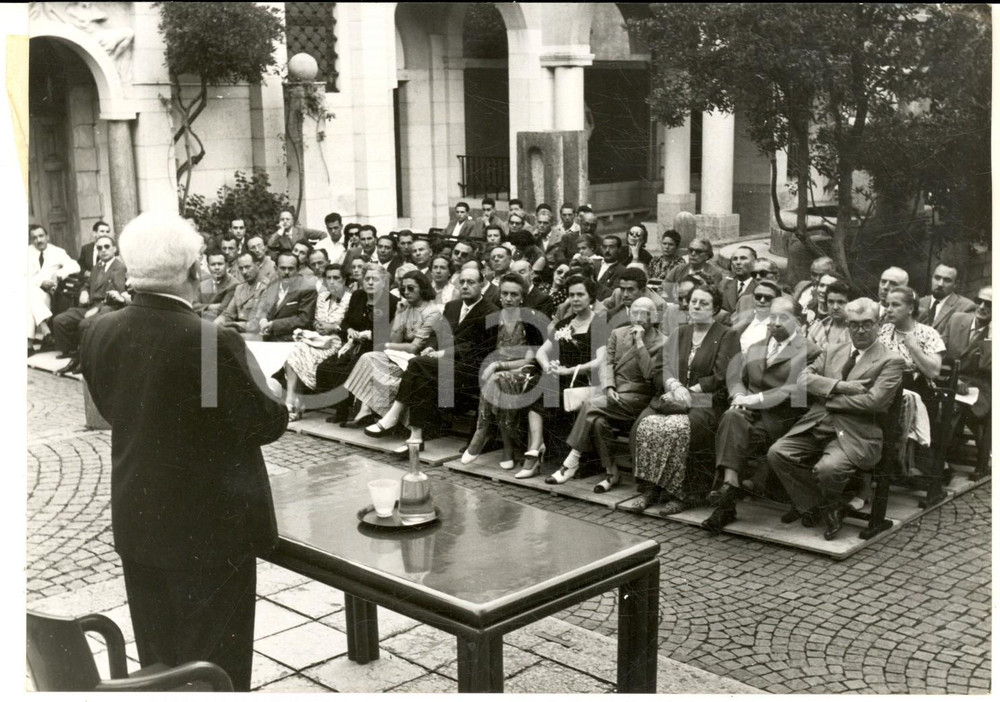 1953 GARDONE RIVIERA Vittoriale degli Italiani -Francesco Flora per nuovo teatro Fotografia d'epoca con didascalia coeva, scattata in occasione dell'inaugurazione del nuovo teatro all'aperto del Vittoriale.  FORMATO: 18x13 cm  CONDIZIONI: G      originale e autentica 1
