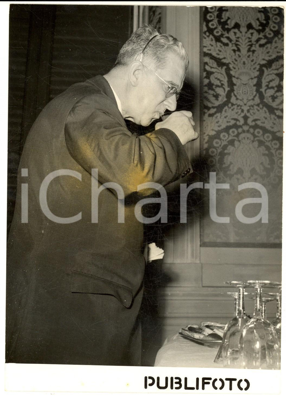 1953 ROMA Giuramento governo PELLA - Umberto MERLIN durante una pausa - Foto Fotografia d'epoca con didascalia coeva.  CONDIZIONI: fair (alone centrale)FORMATO: 13x18 cm     originale e autentica 1