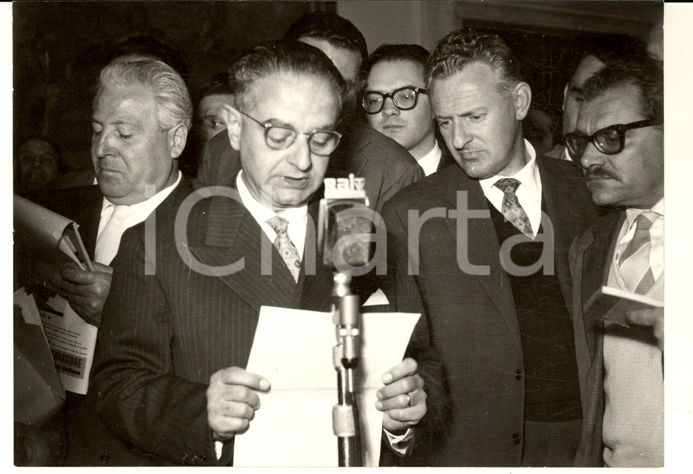 1957 ROMA Incarico di governo ad Adone ZOLI - Lettura avv. MOCCIA *Foto 18x13 cm Fotografia d'epoca con didascalia coeva.  CONDIZIONI: G (ma lieve sovraimpressione al margine inferiore)FORMATO: 18x13 cm     originale e autentica 1
