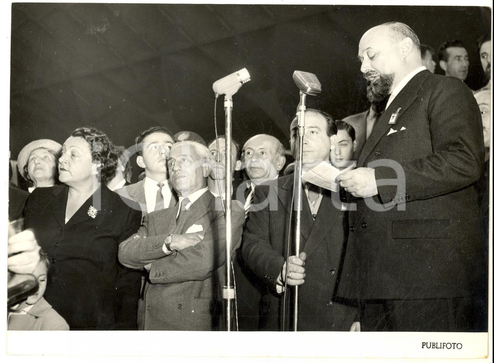 1953 TORINO Inaugurazione III Salone della Tecnica - Il dr. DE ROSSI - Foto Fotografia d'epoca con didascalia coeva.  CONDIZIONI: G (ma lieve sovraimpressione)FORMATO: 24x18 cm     originale e autentica 1