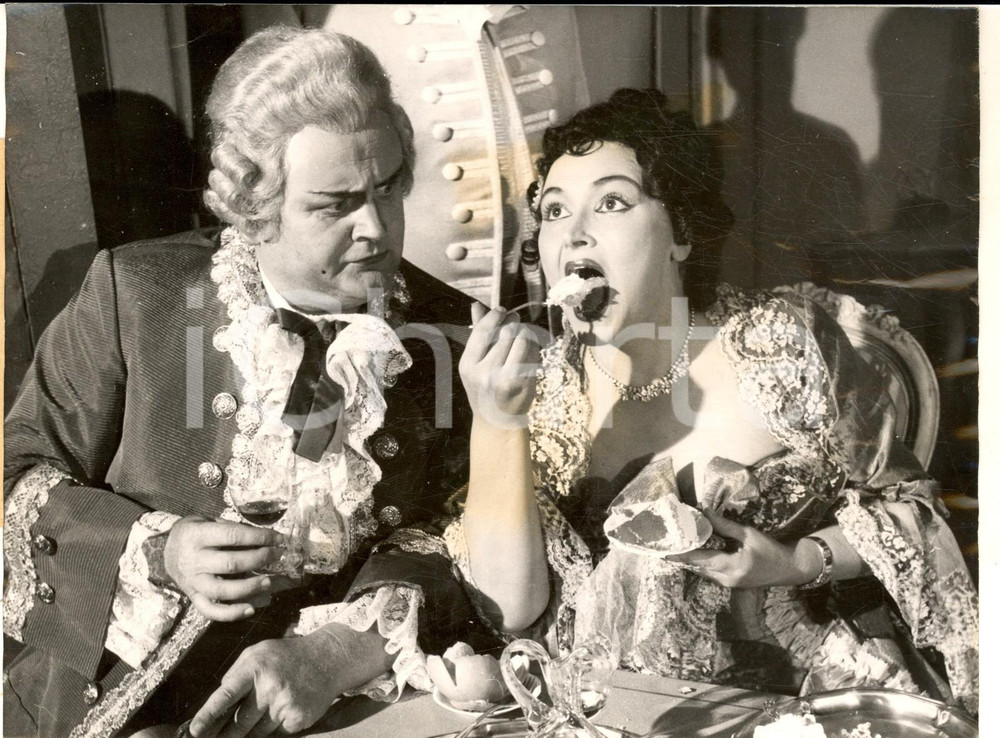 1953 MUNICH OPERA "Capriccio" Lorenz FEHENBERGER - Rita STREICH - Photo 20x15 cm Fotografia d'epoca, con didascalia coeva al verso. CONDIZIONI: FAIR (lievi ondulazioni e aloni) FORMATO: 20x15 cm    originale e autentica 1