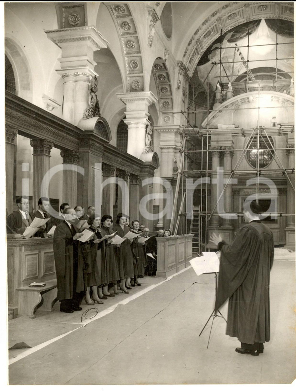 1957 LONDON Gordon REYNOLDS reharses the choir in restored St. BRIDE'S Church Fotografia d'epoca con didascalia coeva al verso. CONDIZIONI: G (ma minima mancanza angolare) FORMATO: 15x20 cm     originale e autentica 1