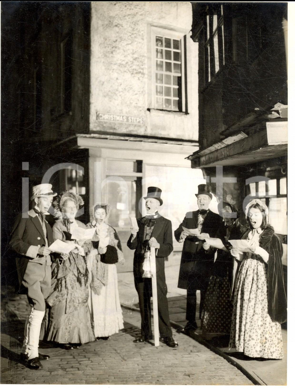 1957 BRISTOL Christmas carols by Bristol and Clifton Dickens Society PHOTO15x20 Fotografia d'epoca con didascalia coeva al verso. CONDIZIONI: G FORMATO: 15x20 cm     originale e autentica 1