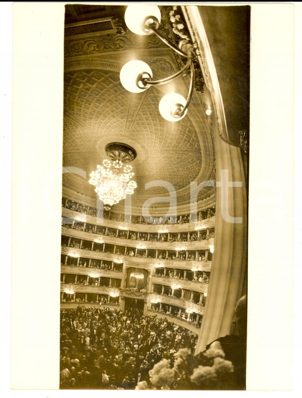 1957 MILANO TEATRO ALLA SCALA Inaugurazione stagione lirica - La sala *Foto Fotografia d'epoca con didascalia coeva al verso. CONDIZIONI: G (ma alone diffuso) FORMATO: 13x18 cm     originale e autentica 1