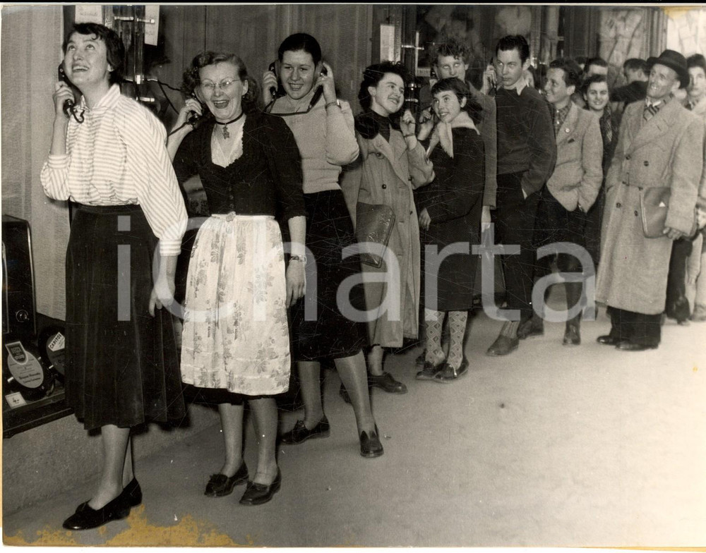 1954 MUNICH People listening music in a radio shop - Photo 20x15 cm Fotografia d'epoca, con didascalia coeva al verso. CONDIZIONI: FAIR (alone evidente al margine inferiore) FORMATO: 20x15 cm    originale e autentica 1