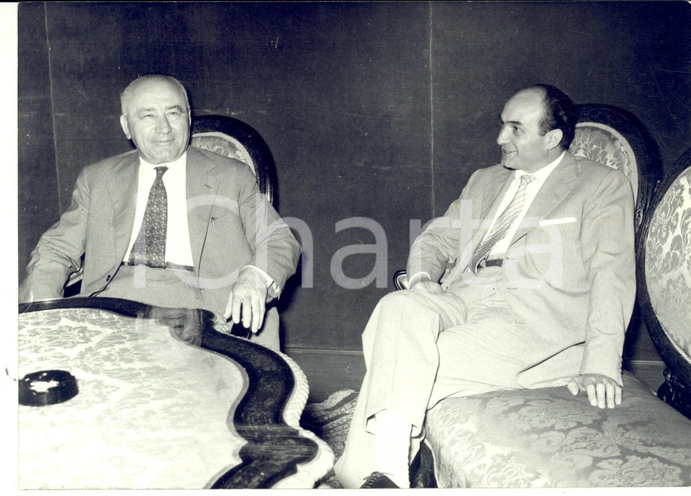 1957 ROMA Alberto SIMONINI e Mario TAMASSI alle consultazioni per il Governo Fotografia d'epoca con didascalia coeva.  CONDIZIONI: G FORMATO: 18x13 cm     originale e autentica 1