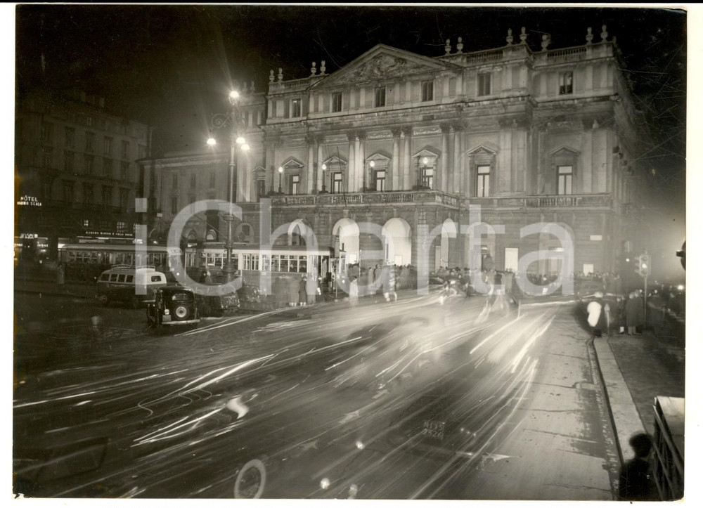 1957 MILANO TEATRO ALLA SCALA Apertura della stagione lirica - Esterno *Foto Fotografia d'epoca con didascalia coeva al verso.  CONDIZIONI: G (ma lievi sovraimpressioni) CONDIZIONI: 18x13 cm    originale e autentica 1