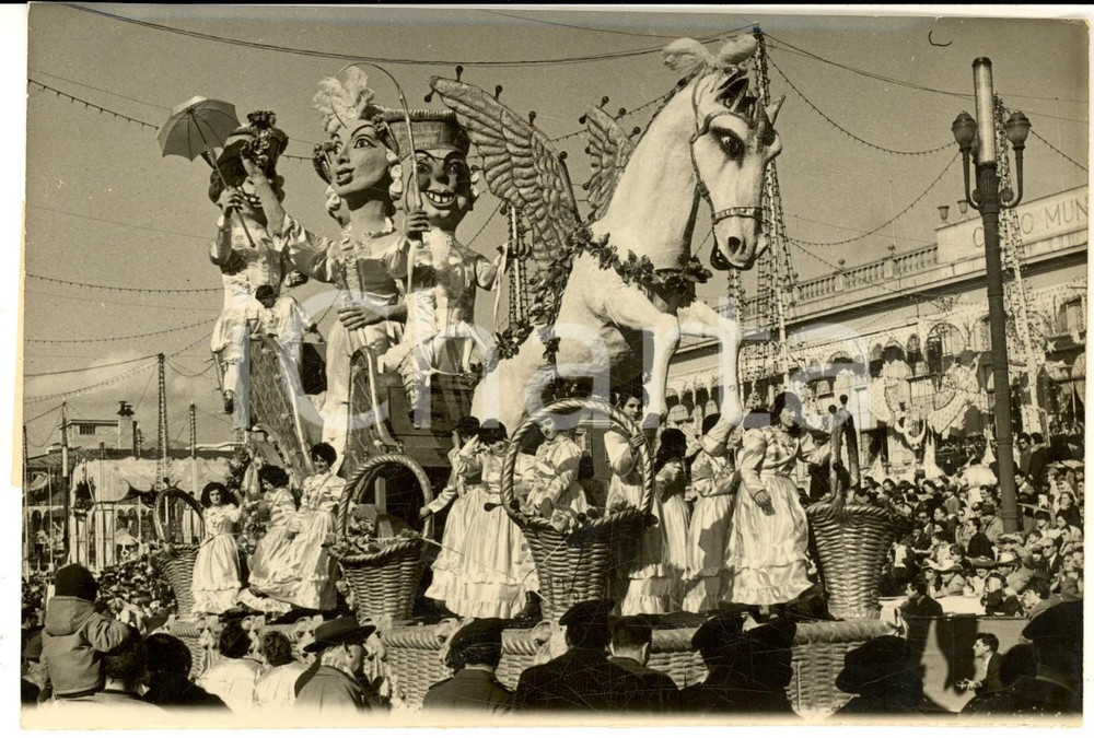 1963 NICE CARNAVAL - Le passage d'un char sur la Place MASSENA *Photo 18x13 cm Fotografia d'epoca, con didascalia coeva al verso. CONDIZIONI: G     originale e autentica 1